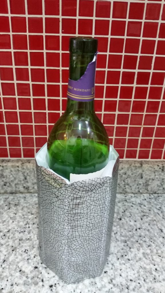 Cooler posicionado na garrafa